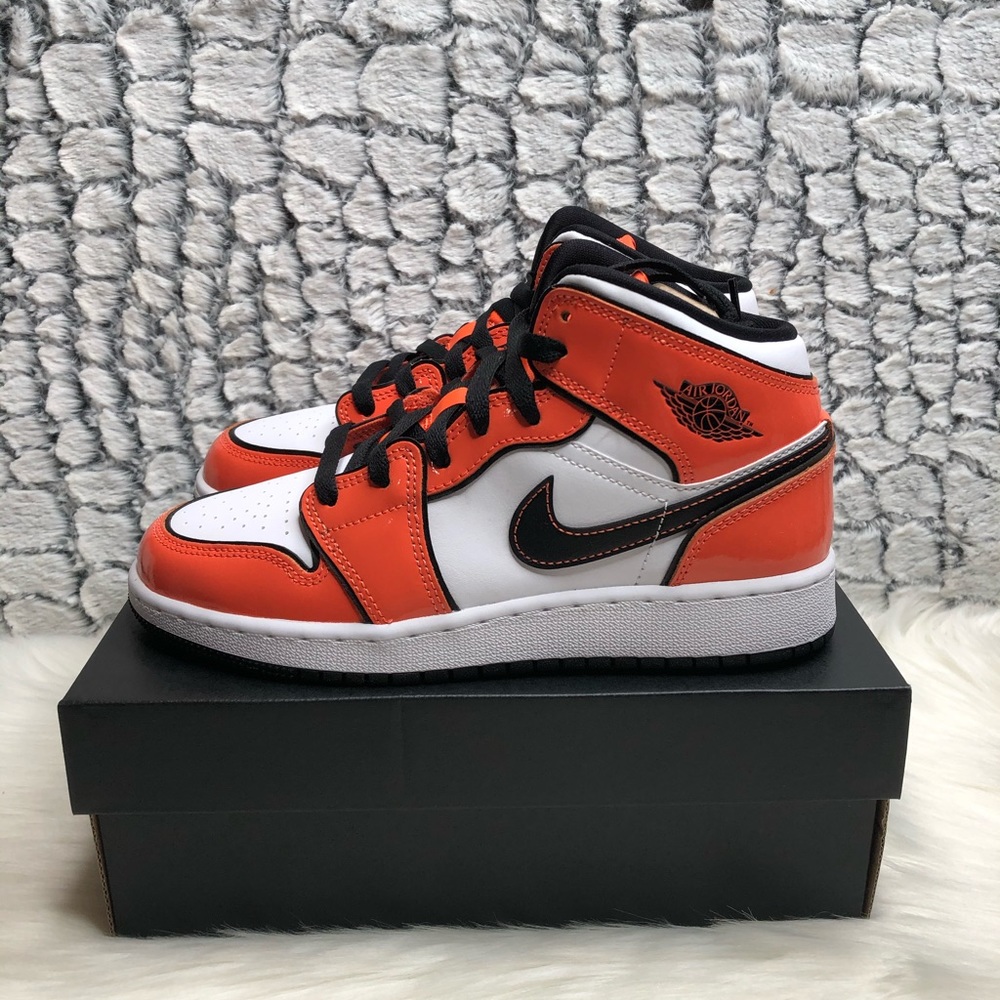 Jordan 1 mid turf orange
